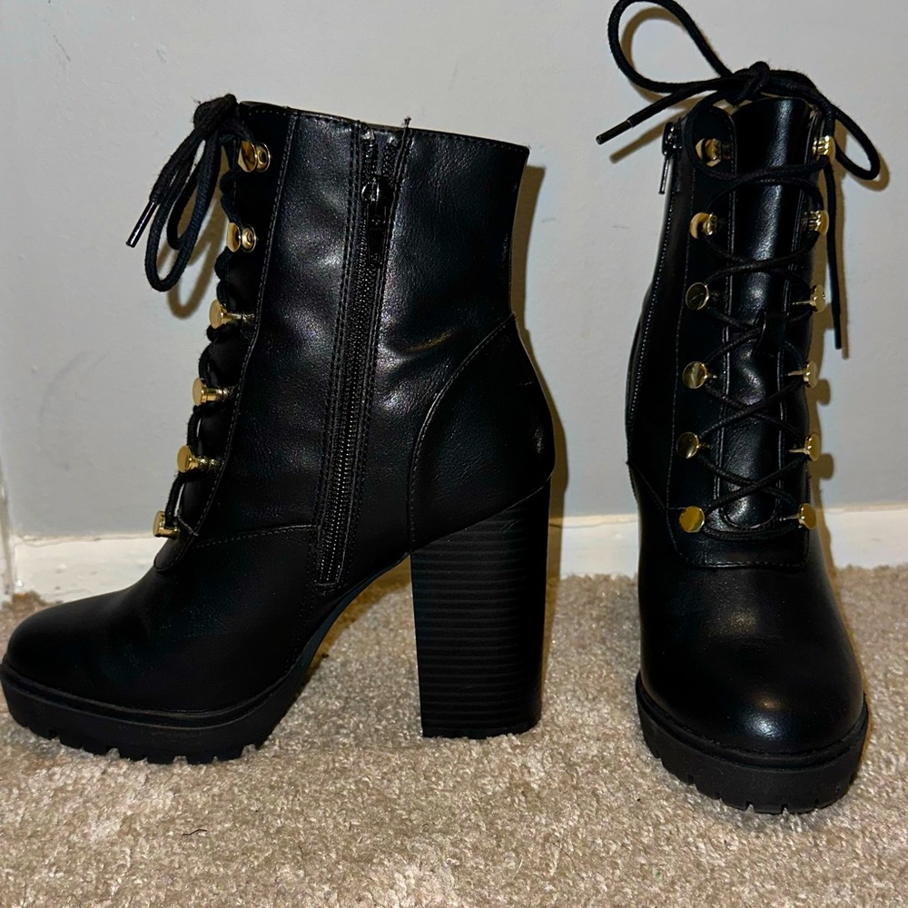 Black leather bootie! Size 7!! Worn once!! Great spring, fall, winter bootie!!